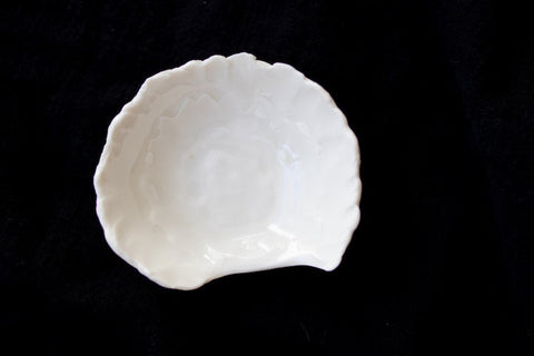 Erinna - porcelain hand-carved ring dish