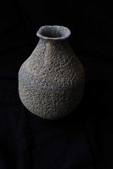 The sun shining on the lunar South Pole - Lava glaze vase