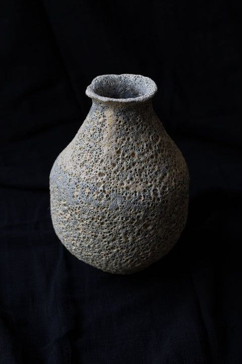 The sun shining on the lunar South Pole - Lava glaze vase