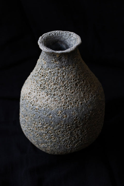 The sun shining on the lunar South Pole - Lava glaze vase